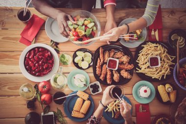 Grup birlikte ahşap masada otururken yemeğe insan Üstten Görünüm