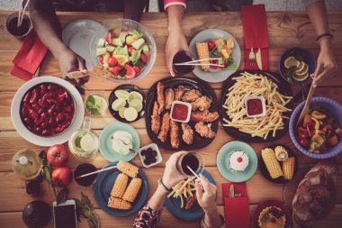 Grup birlikte ahşap masada otururken yemeğe insan Üstten Görünüm