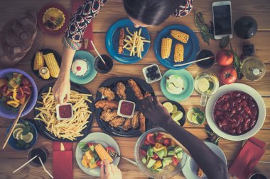 Grup birlikte ahşap masada otururken yemeğe insan Üstten Görünüm