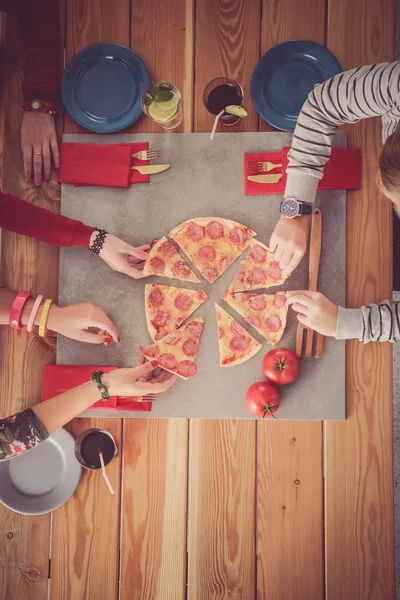 Sekelompok orang makan pizza . — Stok Foto