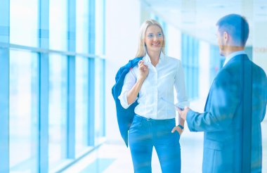 bir iş merkezi koridorda yürürken iş adamları