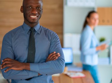 Afrikalı-Amerikalı işadamı iş ofis arka plan üzerinde