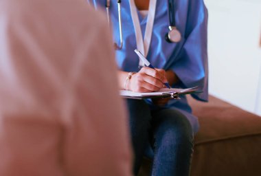 Kadın doktor elini tut gümüş kalem dolgu hasta geçmiş listesi Pano Defteri