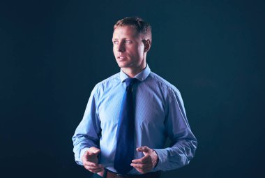 İş adamı konuşması, konferans salonunda mikrofonla konuşmak.