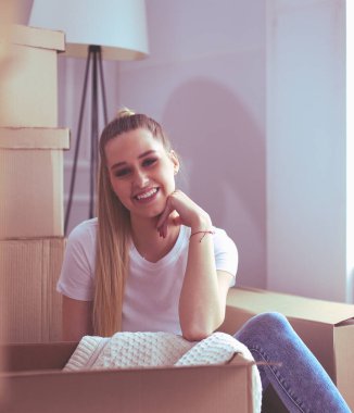 Güzel bekar bir kadın kutuları açıyor ve yeni bir eve taşınıyor.