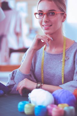 Modern ofiste çalışan profesyonel kadın moda tasarımcısı.