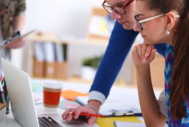 Yeni bir proje üzerinde çalışan genç iş adamları