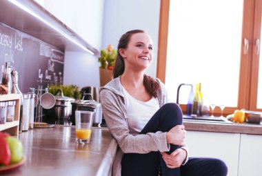 Mutfaktaki kadın. Mutfakta yemek yapmak..