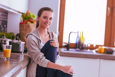 Mutfaktaki kadın. Mutfakta yemek yapmak..