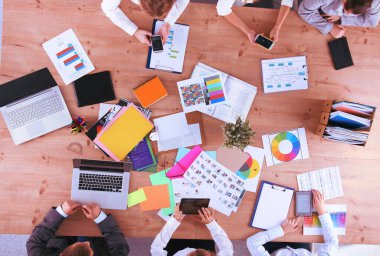 İş adamları iş toplantısında, ofiste oturup tartışıyorlar.