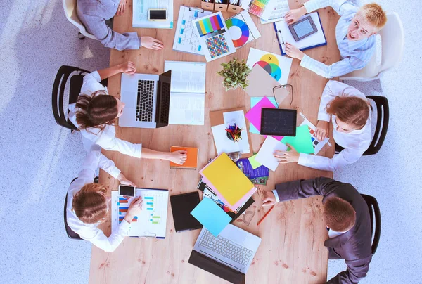 Empresários que se sentam e discutem na reunião, no escritório — Fotografia de Stock