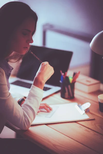 Giovane donna seduta ad una scrivania. Una donna d'affari. Disegno. Studente. Posto di lavoro. Scrivania. — Foto Stock