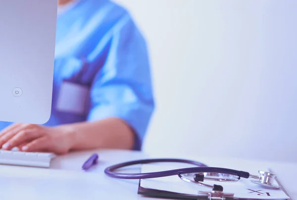 Stetoskop na biurku. Lekarz pracujący w szpitalu. Opieka zdrowotna i koncepcja medyczna — Zdjęcie stockowe