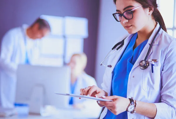 Medico femminile che utilizza tablet computer nella hall dell'ospedale — Foto Stock