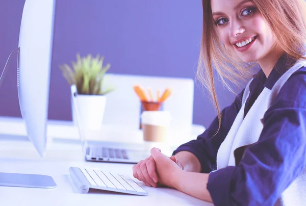 Jeune femme d'affaires confiante travaillant au bureau et tapant avec un ordinateur portable — Photo