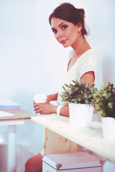 Attraktive junge Geschäftsfrau steht neben Schreibtisch im Büro — Stockfoto