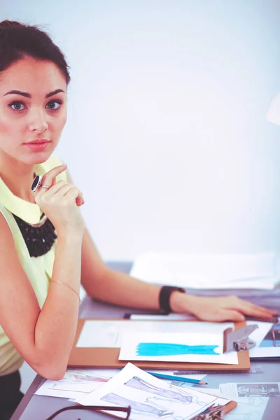 Diseñador de moda joven con carpeta de trabajo en el estudio —  Fotos de Stock