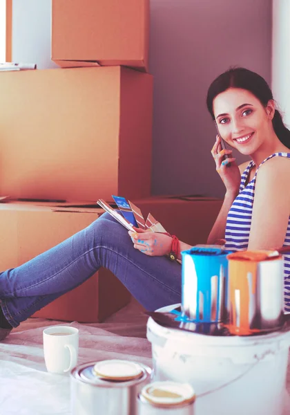 Žena v novém domově s lepenkovými krabicemi — Stock fotografie