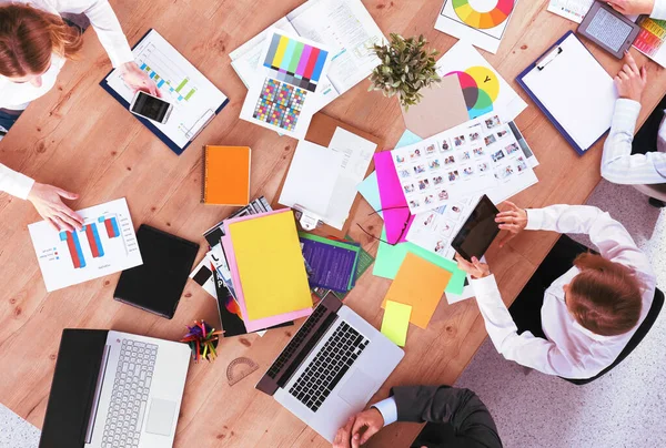 Uomini d'affari che siedono e discutono alla riunione di lavoro, in ufficio — Foto Stock