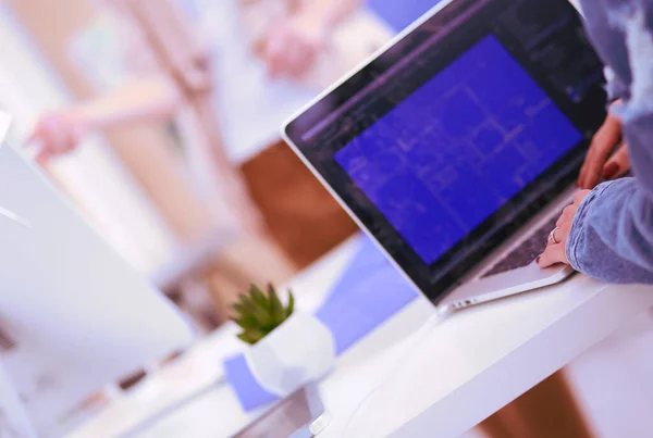 Duas jovens sentadas perto da mesa com instrumentos, plano e laptop. — Fotografia de Stock