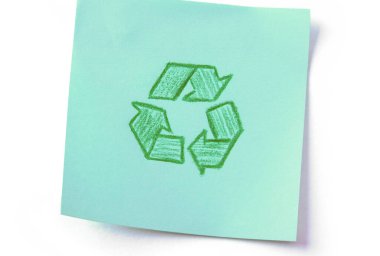 Beyaz arkaplan üzerinde geri dönüşüm sembolü olan boş bir etiket yapıştırın.