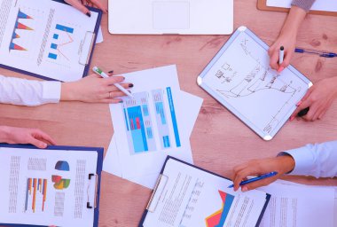 İş adamları iş toplantısında, ofiste oturup tartışıyorlar.