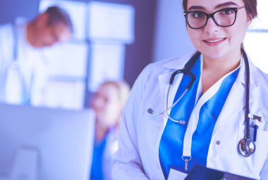 Hastane lobisinde tablet bilgisayar kullanan kadın doktor.
