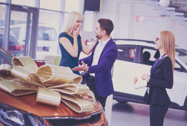 Bir erkek karısına bir araba hediye eder. O buna şaşırdı. Çok mutlular.