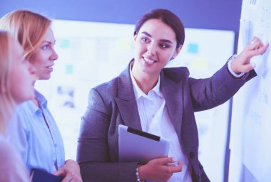 İş, eğitim ve ofis konsepti - yönetim kurulu ile iş ekibi bir şey tartışıyor.