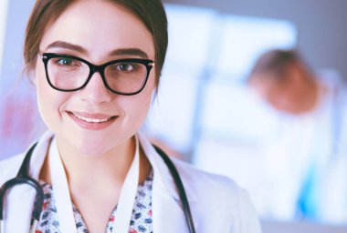 Hastane lobisinde tablet bilgisayar kullanan kadın doktor.
