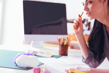 Moda tasarımcısı stüdyoda çalışıyor. Tasarımı kapat