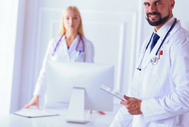 Bir grup doktor danışma odasında.