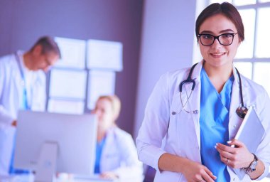Hastane lobisinde tablet bilgisayar kullanan kadın doktor.