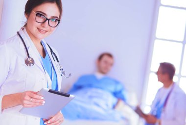 Hastane lobisinde tablet bilgisayar kullanan kadın doktor.