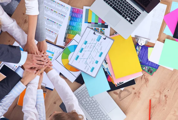 Equipo empresarial con las manos juntas - conceptos de trabajo en equipo — Foto de Stock