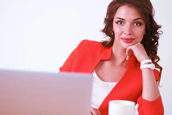 Belle femme assise au bureau, travaillant avec un ordinateur portable — Photo