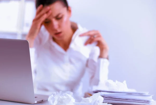 Gestresste Geschäftsfrau sitzt am Schreibtisch im Büro — Stockfoto