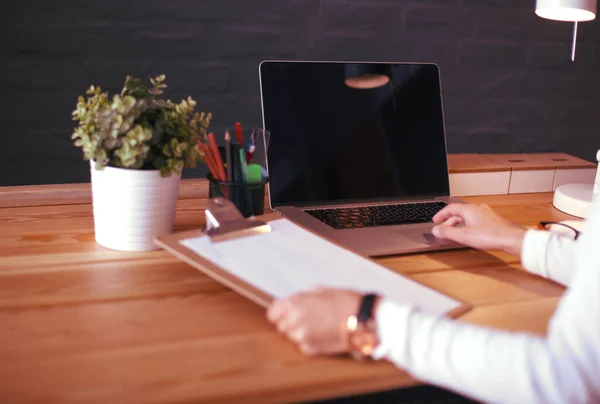 Jeune femme travaillant assise à un bureau — Photo