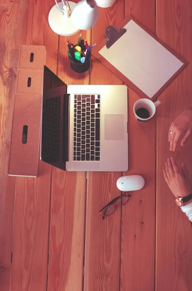 Jonge vrouw werkend zittend aan een bureau — Stockfoto