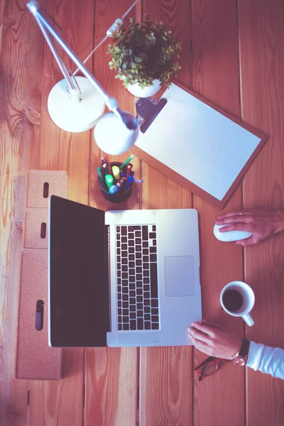 Jonge vrouw werkend zittend aan een bureau. — Stockfoto