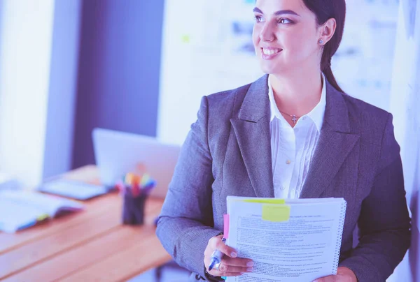 Business, formazione e concetto di ufficio - team di lavoro con flip board in ufficio discutendo di qualcosa. — Foto Stock