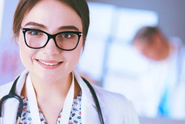 Ärztin benutzt Tablet-Computer in Krankenhauslobby — Stockfoto