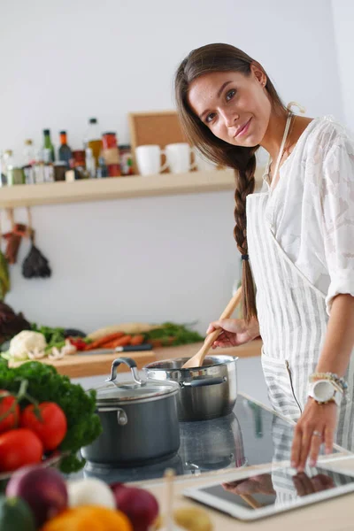 Mujer cocinera en cocina con cuchara de madera. Mujer cocinera —  Fotos de Stock