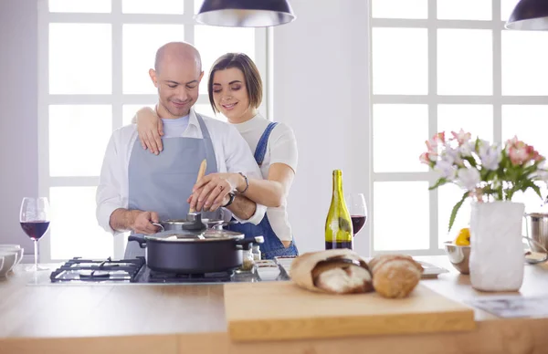 Casal cozinhar juntos na cozinha em casa — Fotografia de Stock