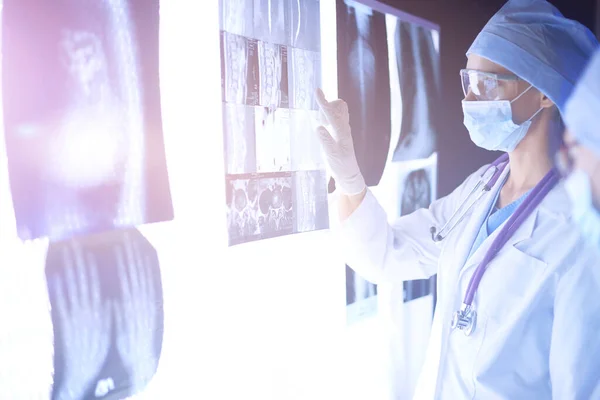 Dvě ženy lékařské lékařky při pohledu na rentgeny v nemocnici — Stock fotografie
