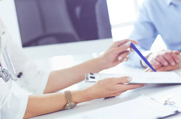 Doctor prescribes medication to the senior patient — Stock Photo, Image