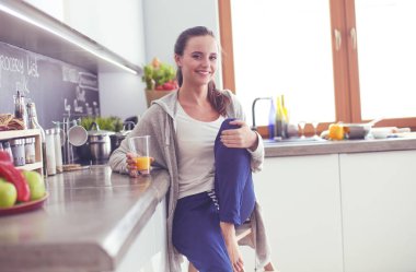 Mutfaktaki kadın. Mutfakta yemek yapmak..