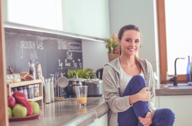 Mutfaktaki kadın. Mutfakta yemek yapmak..