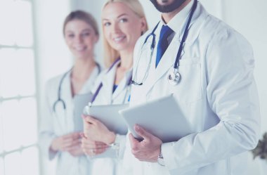 Beyaz arka planda izole edilmiş bir doktor, kadın ve erkek.