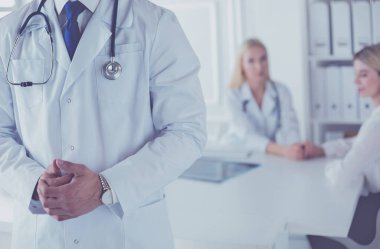 Hastanede çalışan mutlu bir doktor.